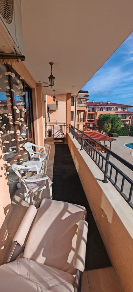 Drei-Zimmer-Wohnung mit Blick auf die Pools und teilweisem Meerblick, 200 Meter vom Strand entfernt in Sveti Vlas