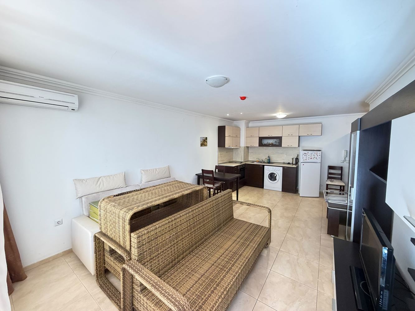 Wohnung in erster Meereslinie mit direktem Strandzugang in Sveti Vlas – privater Garten direkt an der Wohnung