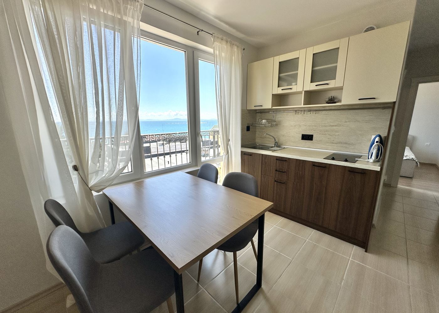 Zweizimmerwohnung in erster Meereslinie mit Panoramablick auf das Meer in Nessebar