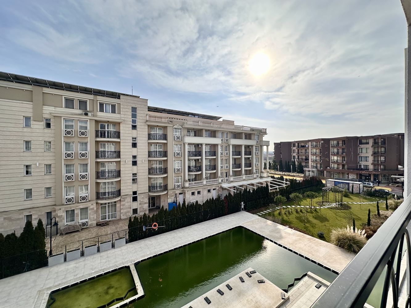 Gemütliche Ein-Zimmer-Wohnung mit Pool- und Grünblick in Sonnenstrand – bezugsfertig