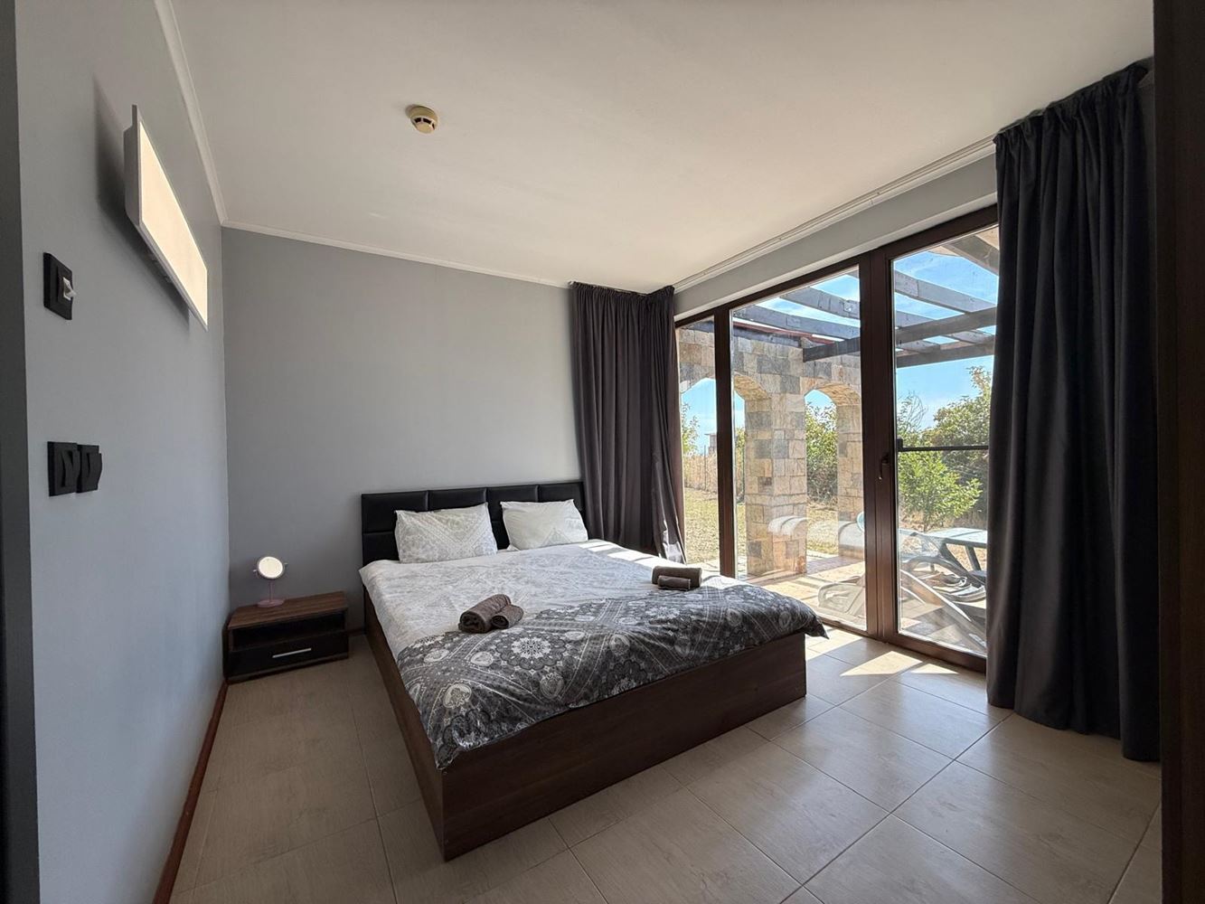Geräumige 3-Zimmer-Wohnung mit zwei Schlafzimmern und schönem Ausblick in einer ruhigen Anlage nahe Sonnenstrand