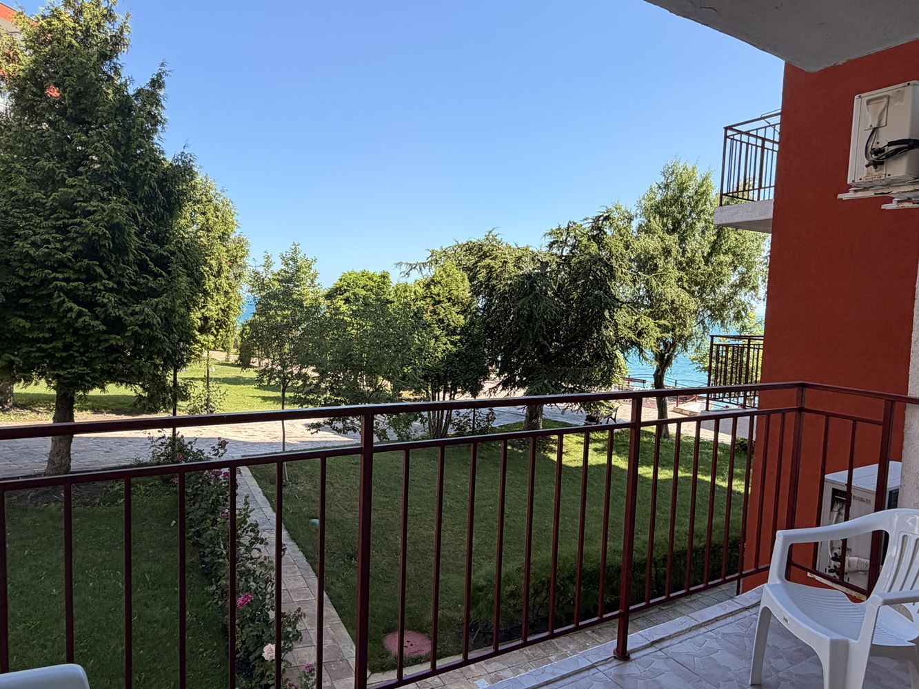 Absolute erste Meereslinie in Sveti Vlas! Geräumige Zweizimmerwohnung mit wunderschönem Meerblick