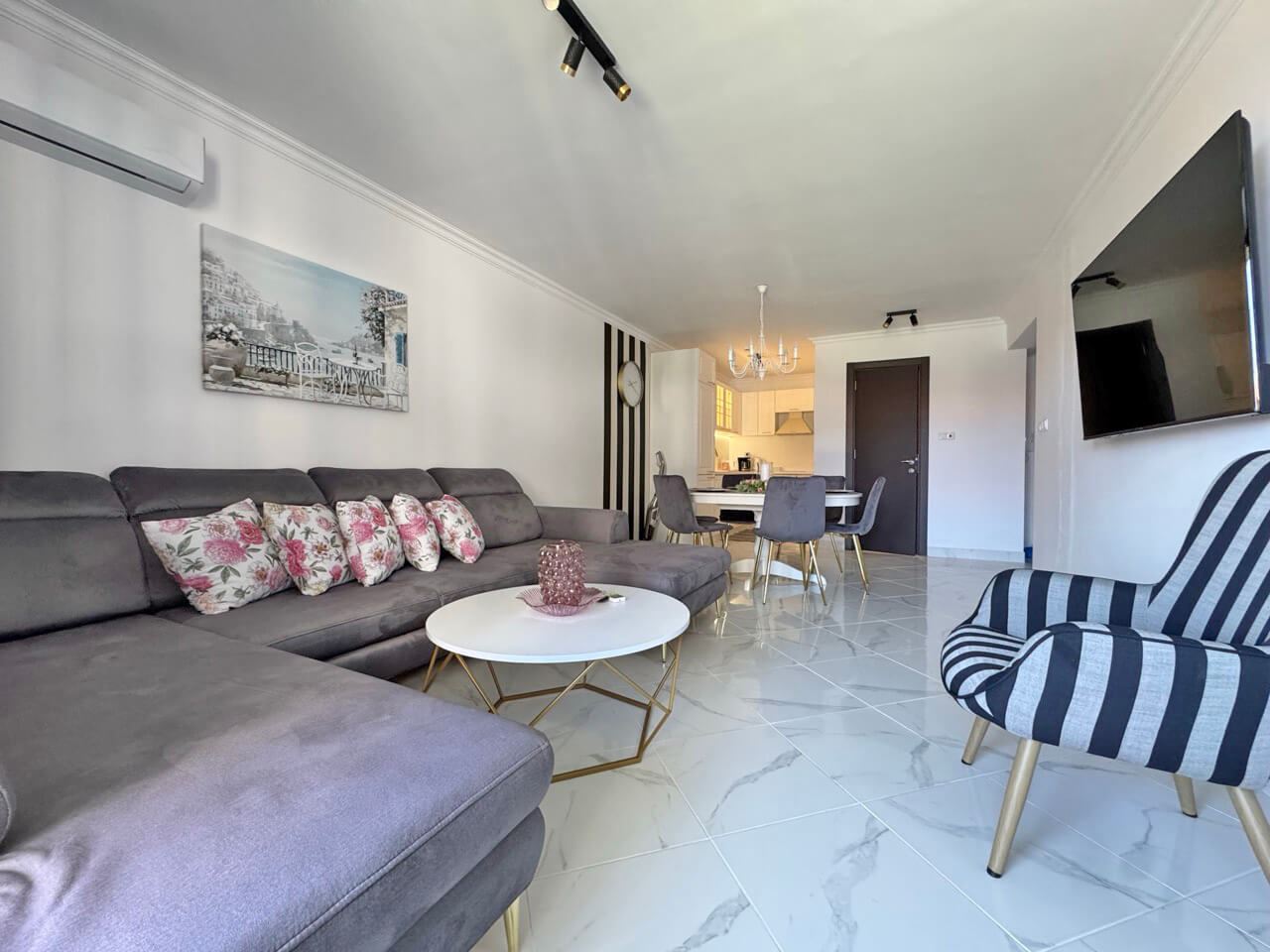 Geräumige 3-Zimmer-Wohnung in einer modernen Anlage in Sveti Vlas – Komfort zwischen Meer und Bergen