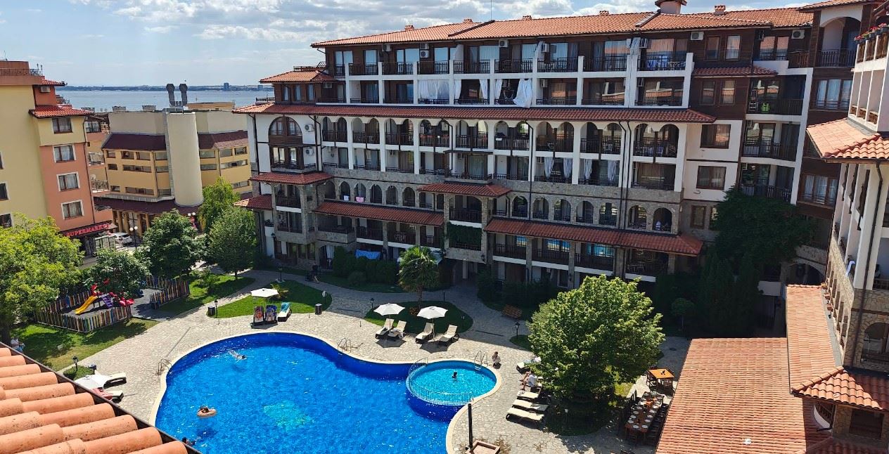 Geräumige Zwei-Zimmer-Wohnung in einem prestigeträchtigen Komplex in Sveti Vlas – 200 Meter vom Meer entfernt
