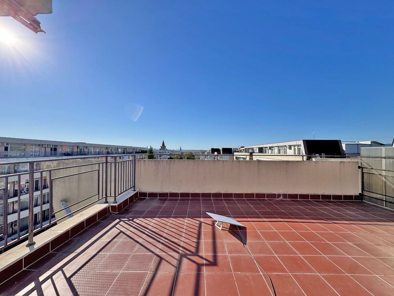 Luxuriöse Maisonette mit drei Schlafzimmern in Sonnenstrand – Großzügigkeit, Stil und Komfort. Niedrige Instandhaltungsgebühr!