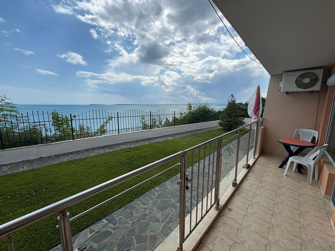 2-Zimmer-Wohnung mit direktem Meerblick in Sveti Vlas – Komfort, Ruhe und Resort-Lebensstil