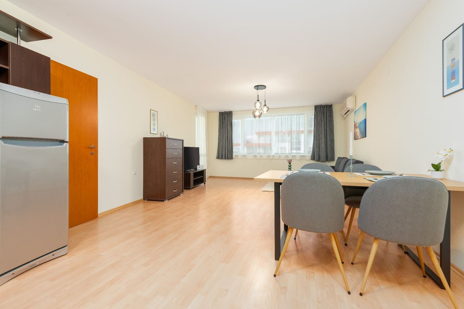 Stilvolles Zwei-Schlafzimmer-Apartment in erster Meereslinie mit direktem Meerblick in Sveti Vlas – Raum, Luxus und vollständige Annehmlichkeiten