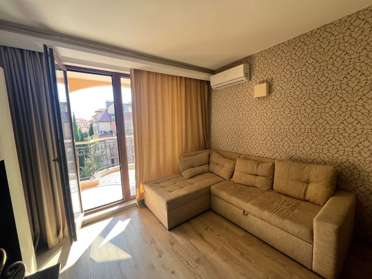 Herrliche Wohnung mit einem Schlafzimmer in einer Anlage in Sonnenstrand – Blick auf den Pool; Stil und Komfort