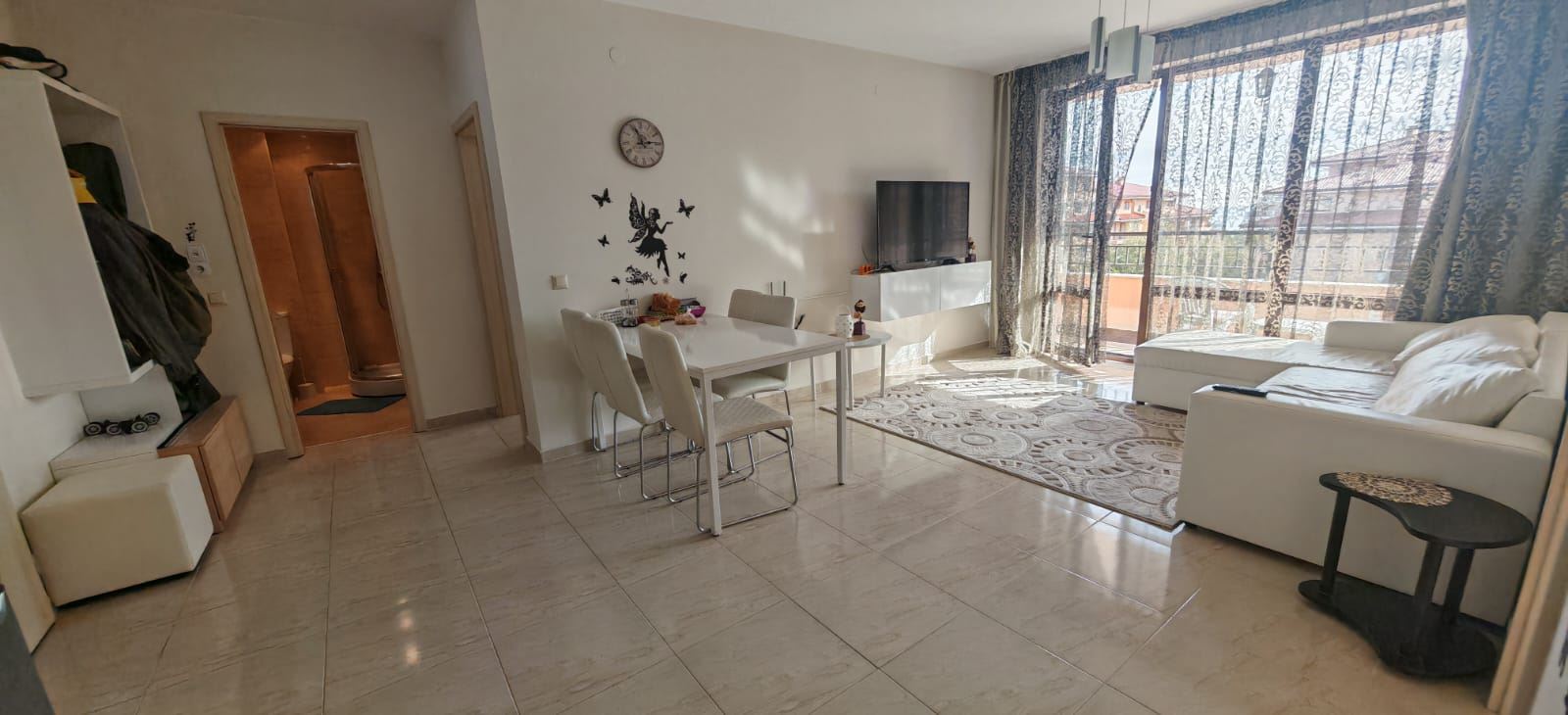 Drei-Zimmer-Wohnung mit Blick auf die Pools und teilweisem Meerblick, 200 Meter vom Strand entfernt in Sveti Vlas