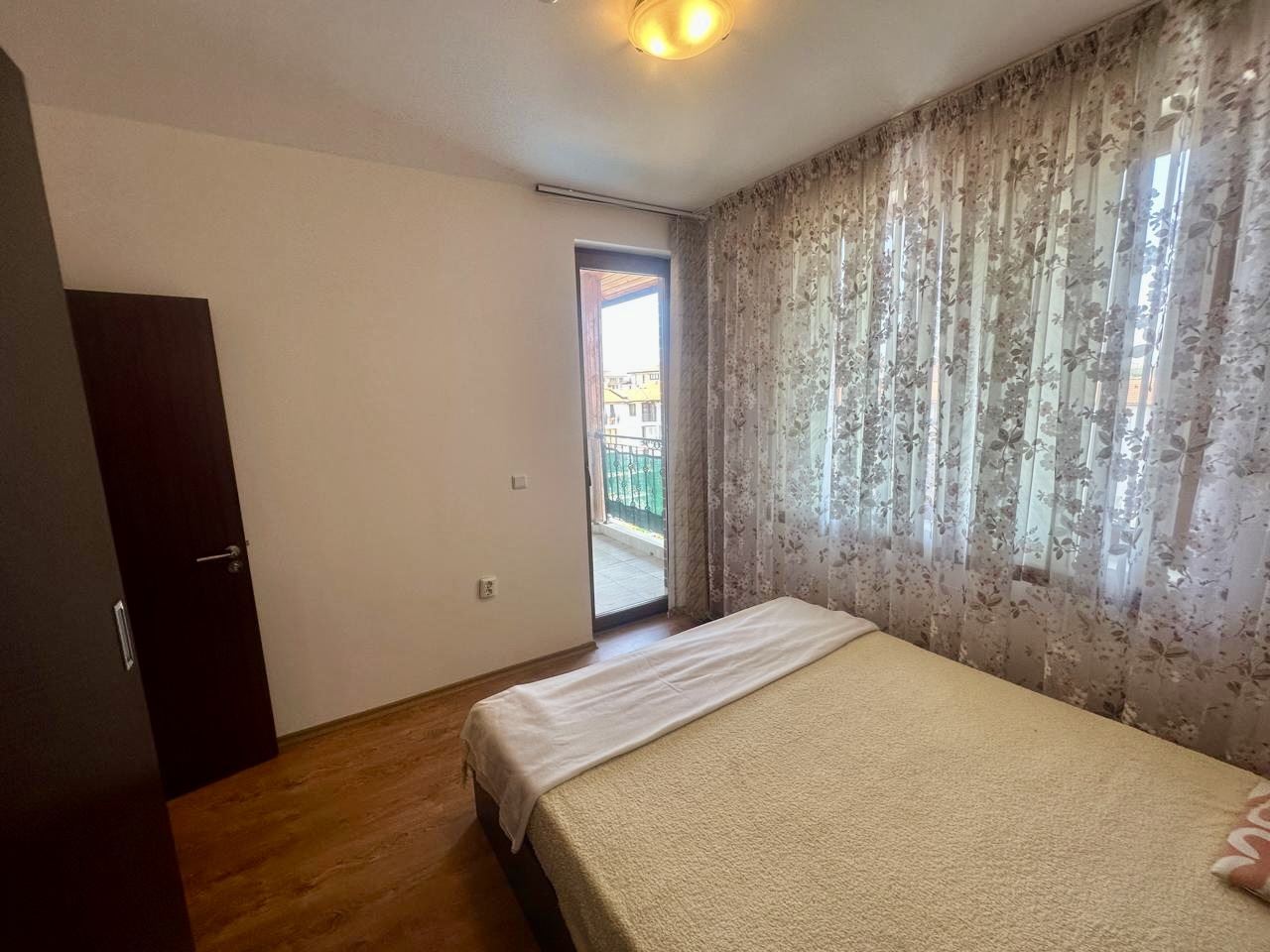 Geräumige Zweizimmerwohnung mit Blick auf den begrünten Innenhof in Nessebar