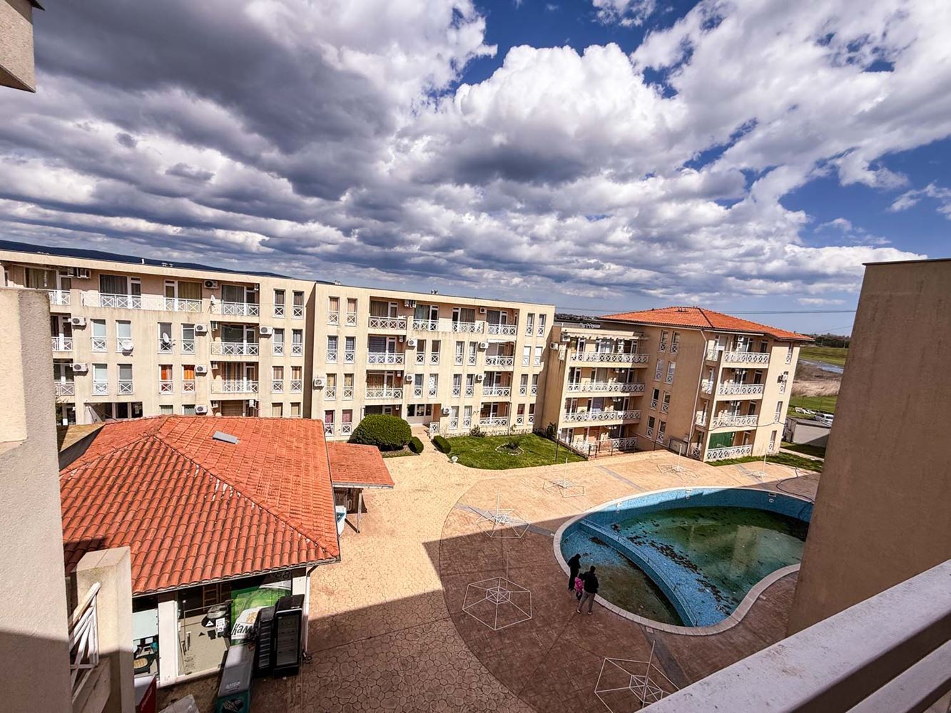 3-Zimmer-Wohnung mit Poolblick in einem gepflegten Komplex nahe Sonnenstrand
