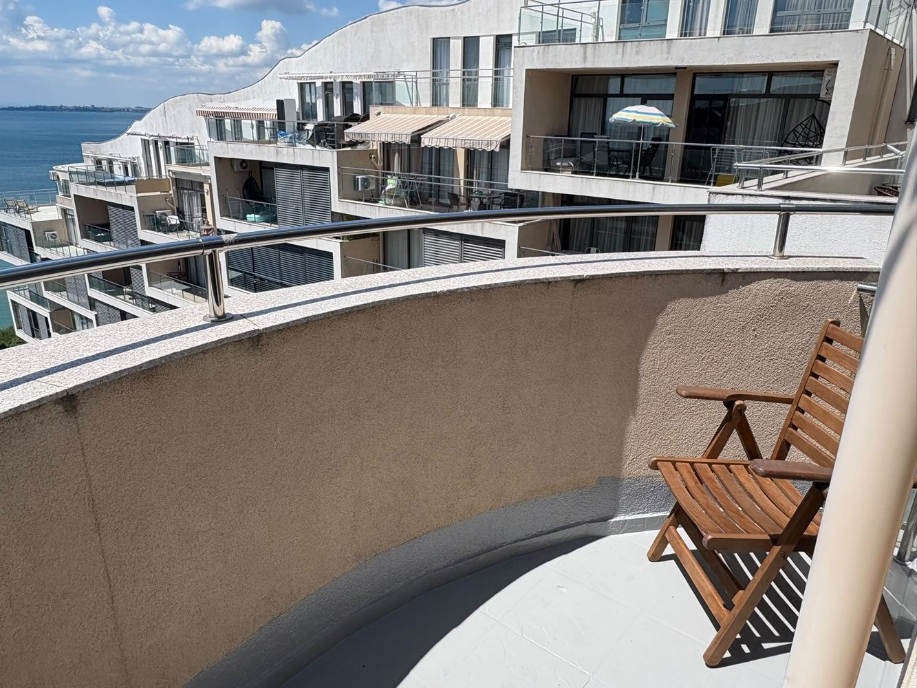 Luxuriöse 2-Zimmer-Wohnung mit Panoramablick auf das Meer in erster Linie in Sveti Vlas