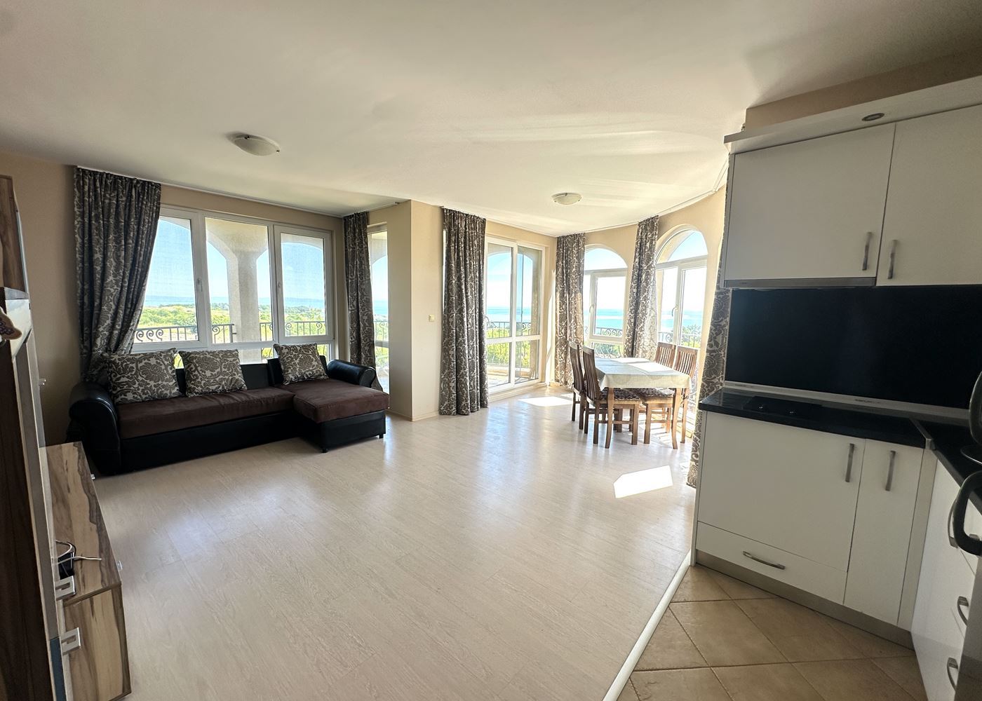 Geräumige 2-Zimmer-Wohnung mit Panoramablick auf das Meer in Tschernomorez – ein bezugsfertiges Zuhause am Meer