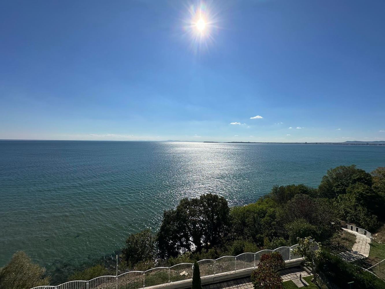 Erste Meereslinie in Sveti Vlas – beeindruckende Maisonettewohnung mit drei Schlafzimmern, Panoramablick und riesiger Terrasse