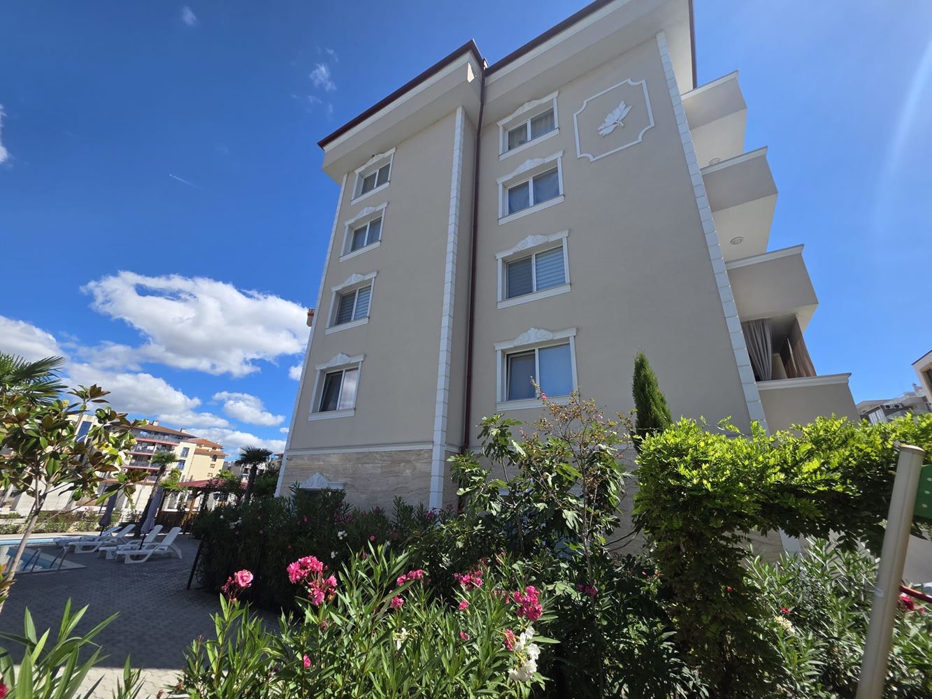 Luxuriöse Drei-Zimmer-Wohnung in einer gepflegten Anlage in Sunny Beach