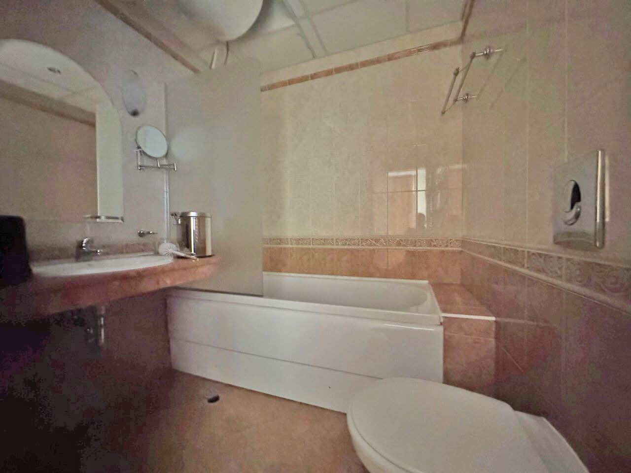 Exklusive Ein-Schlafzimmer-Wohnung in erster Meereslinie in Pomorie – Luxus, Prestige und eine Investition mit sofortiger Rendite