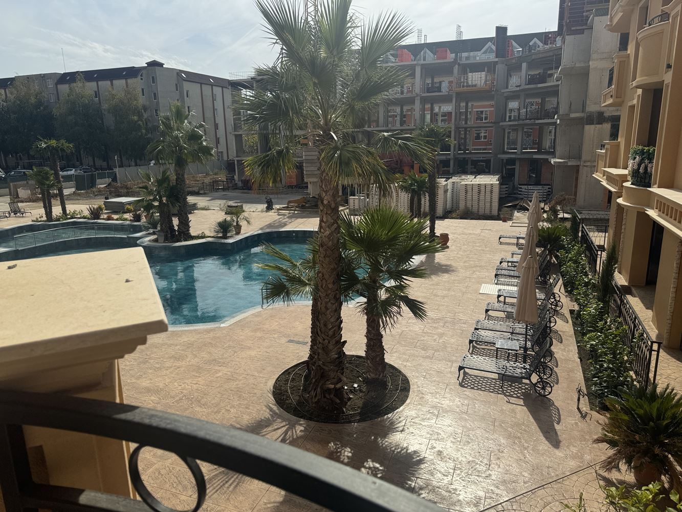 Studio in einer neuen Luxuswohnanlage in Sunny Beach mit Blick auf den Pool und den Garten