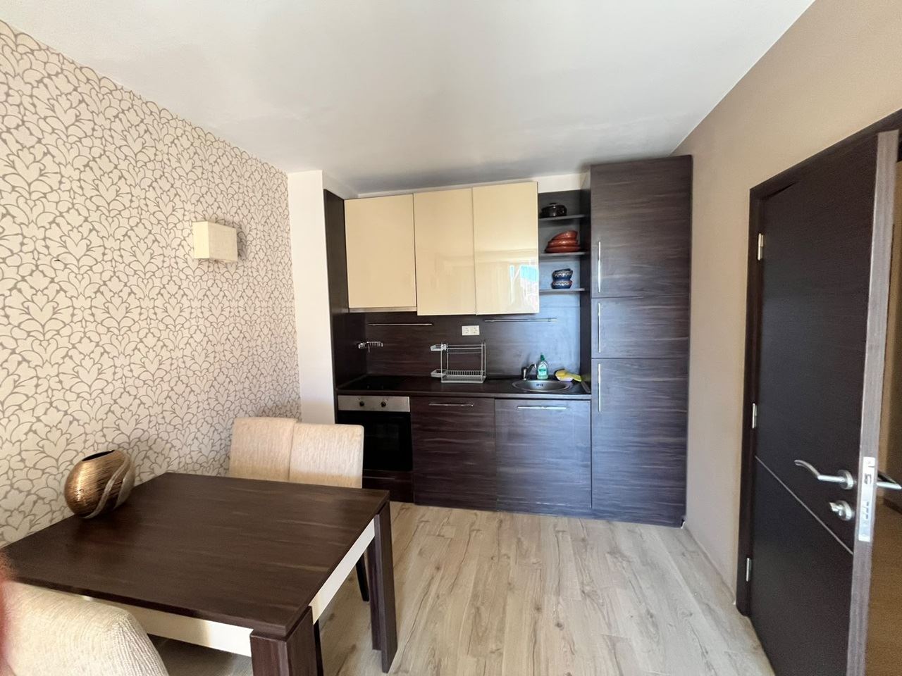 Herrliche Wohnung mit einem Schlafzimmer in einer Anlage in Sonnenstrand – Blick auf den Pool; Stil und Komfort