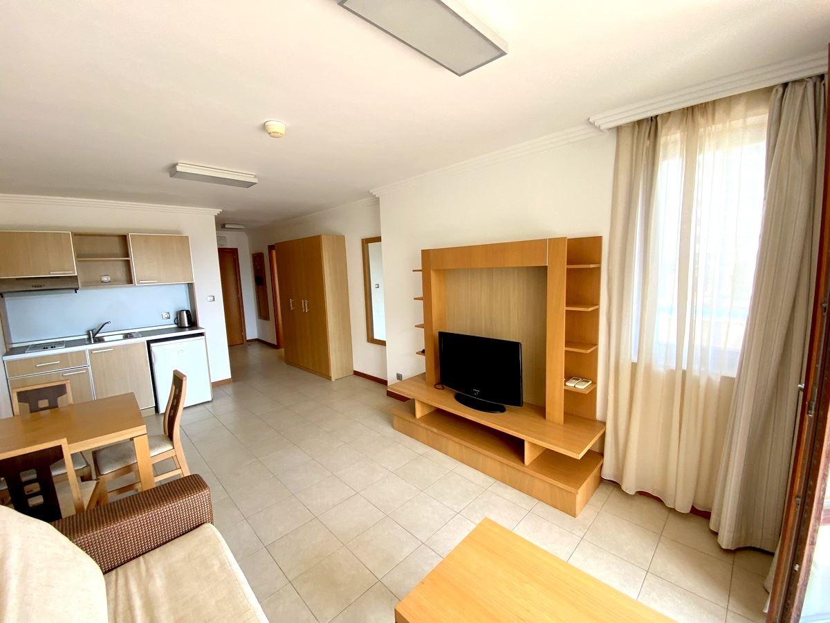 Zwei-Zimmer-Wohnung (mit einem Schlafzimmer) in erster Meereslinie in Ravda – Luxus, Natur und beeindruckender Poolblick