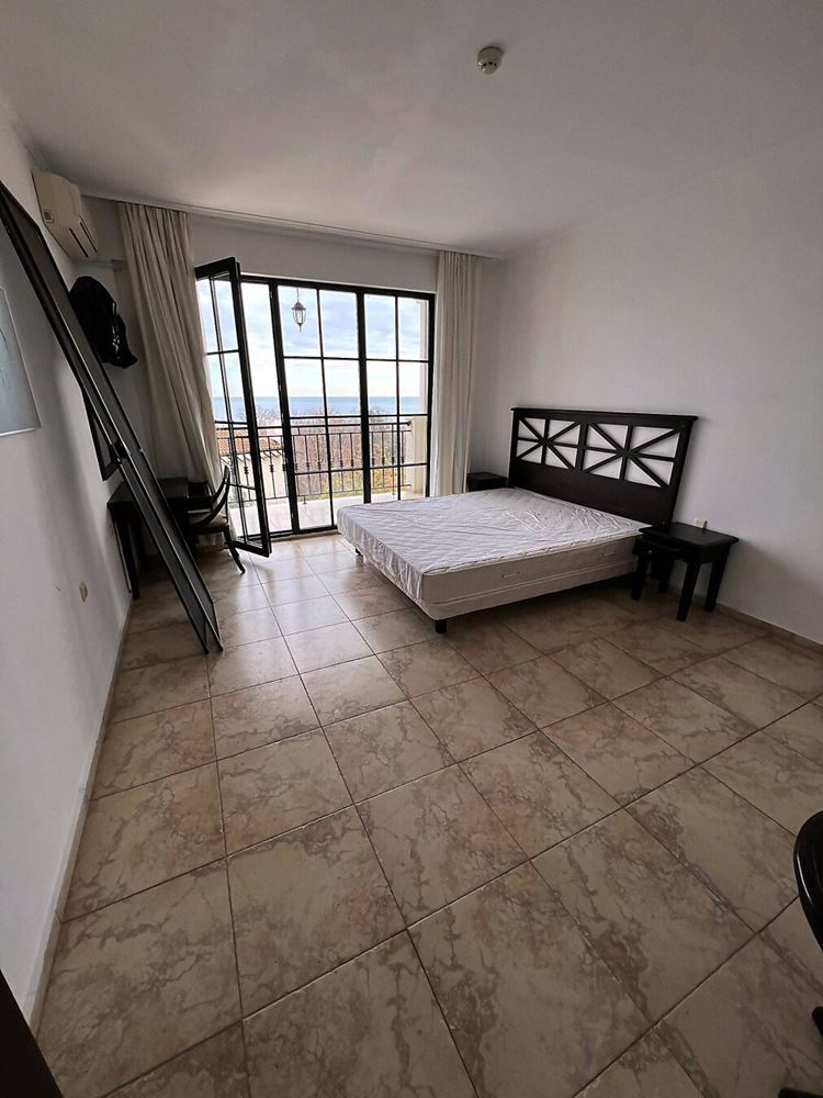 Luxuriöse Drei-Zimmer-Wohnung mit Panoramablick auf das Meer und den Pool – erste Meereslinie in Obzor!