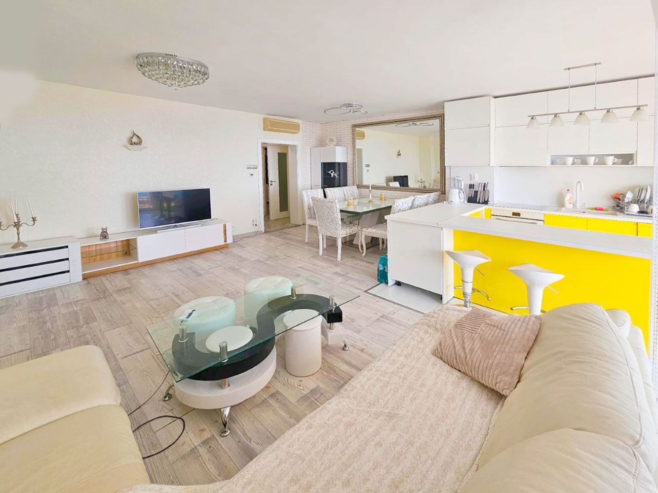 Luxuriöse Drei-Zimmer-Wohnung mit Meerblick in erster Linie in Ravda – 114 m², zwei Terrassen und maximaler Komfort