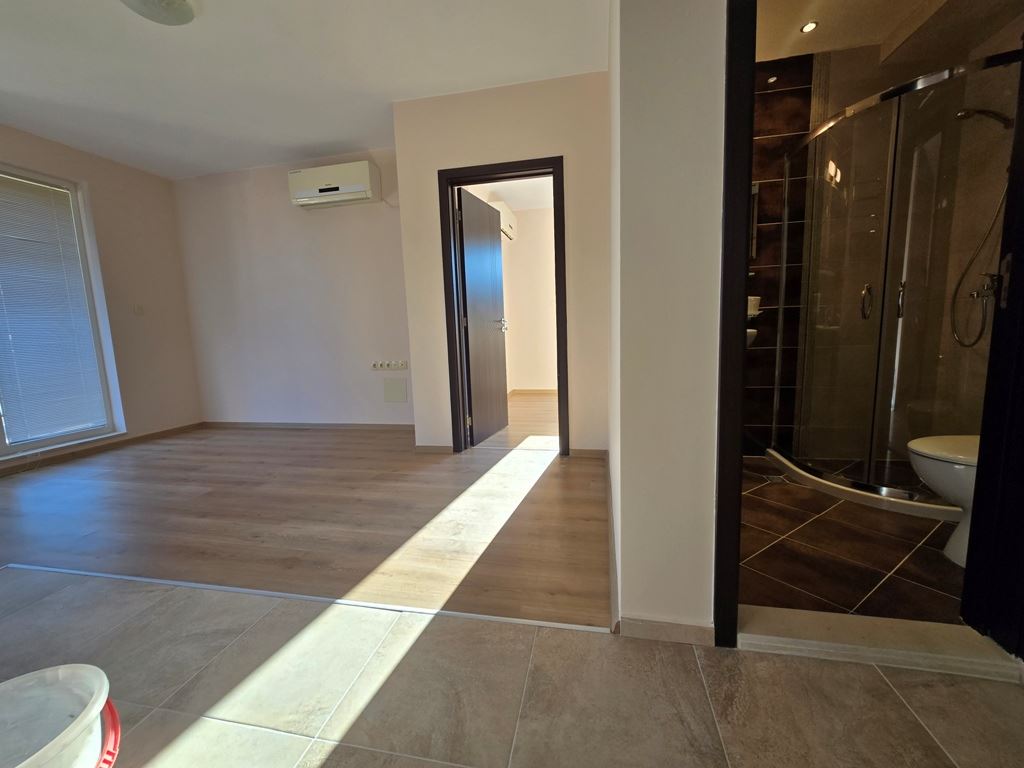 Neue Wohnung mit einem Schlafzimmer in Pomorie – renoviert, bereit zur Möblierung, mit geräumigem Balkon und Grill