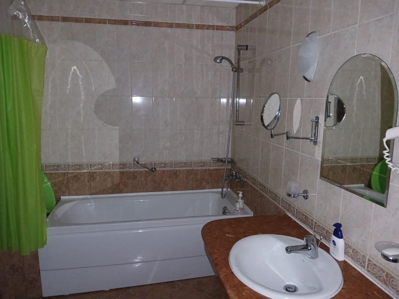 Attraktive Zwei-Zimmer-Wohnung in erster Meereslinie in Pomorie – Komfort, Swimmingpools und Spa-Angebote