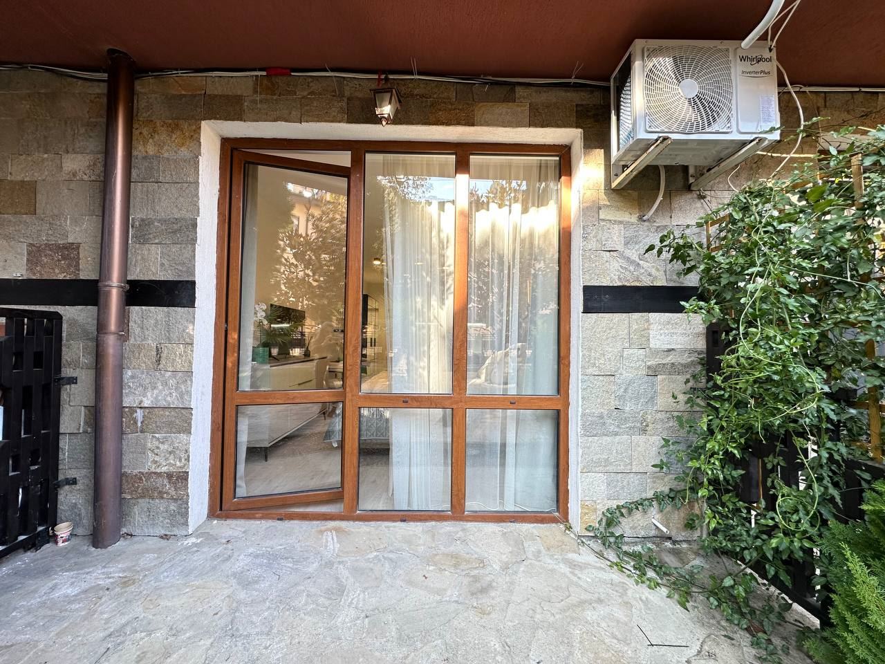 Stilvolle und gemütliche Wohnung mit direktem Zugang zum Pool – modernes Studio in einer geschlossenen Anlage, 300 m vom Meer entfernt
