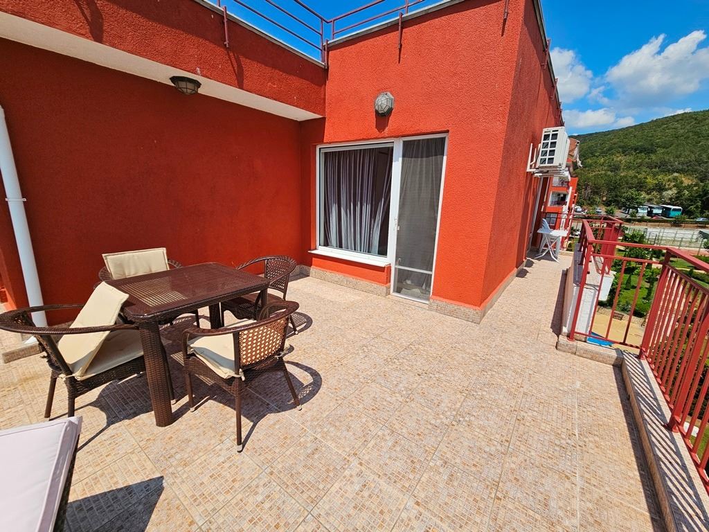 Luxuriöses Panoramaapartment in erster Meereslinie mit zwei Schlafzimmern und einer riesigen Terrasse