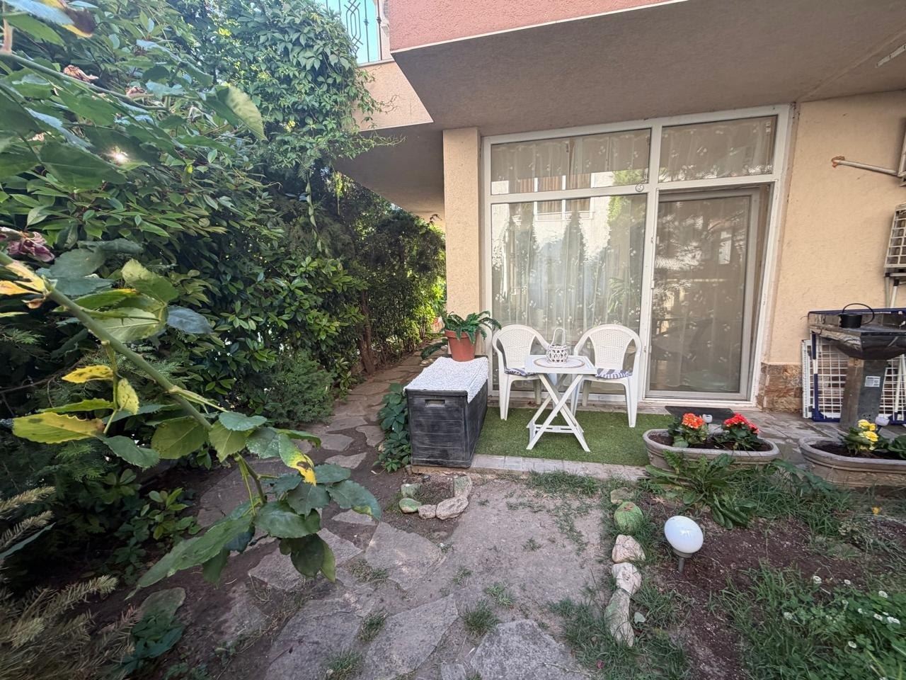 Geräumige Wohnung mit zwei Schlafzimmern und eigenem Garten nur 100 Meter vom Strand in Nessebar entfernt