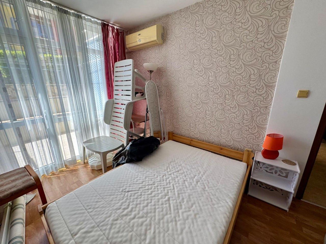 Geräumige Ein-Schlafzimmer-Wohnung mit zusätzlichem Schlafbereich in Sonnenstrand – 200 m vom Strand entfernt