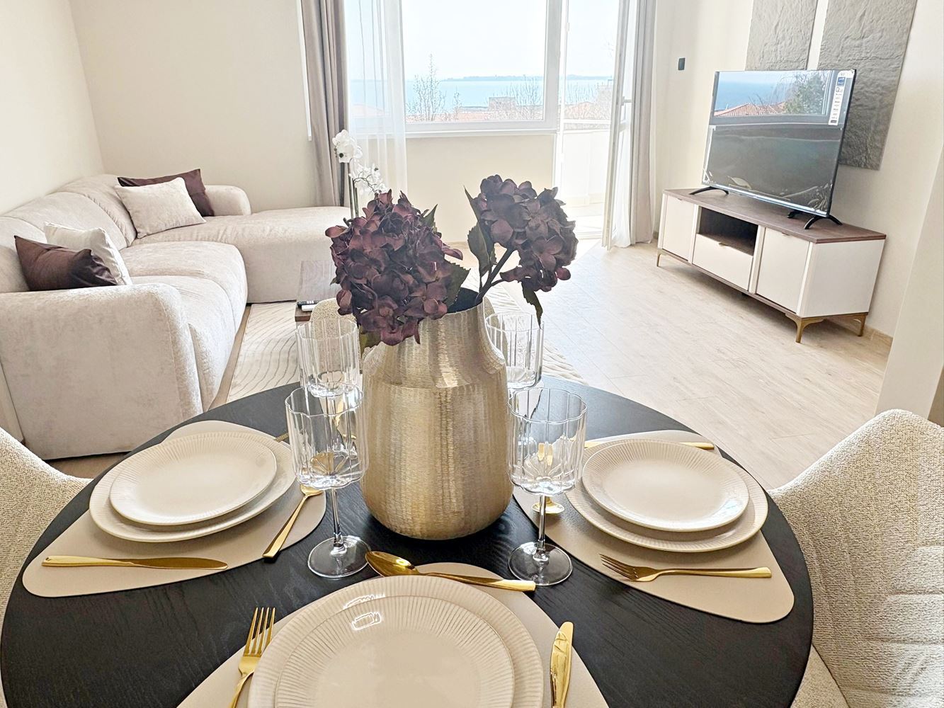 Zwei unabhängige Wohneinheiten mit Meerblick im Zentrum von Sveti Vlas – Designer-Interieur und eigener Parkplatz