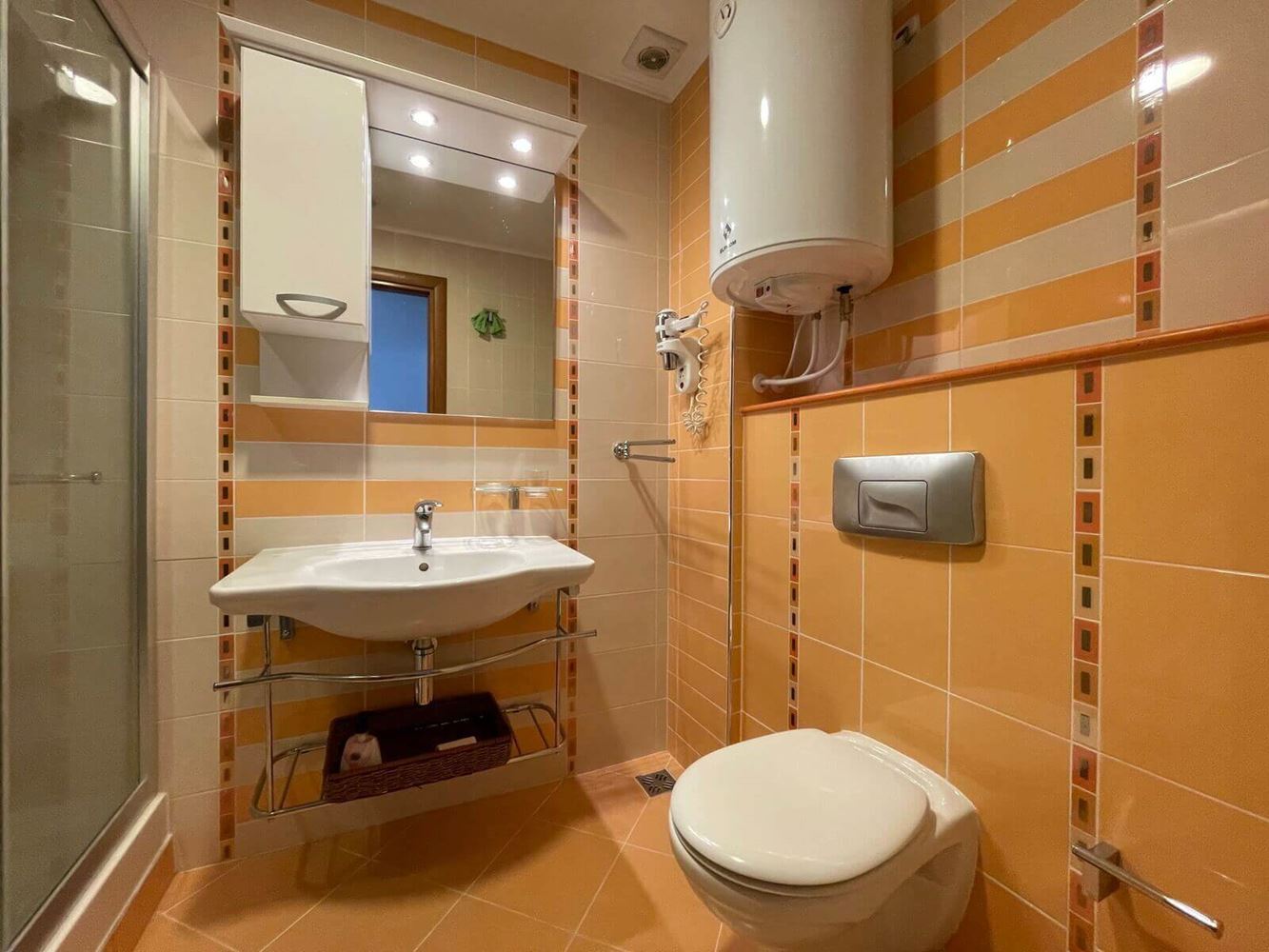 Hoher Standard und vielfältige Annehmlichkeiten – Hervorragende Zwei-Zimmer-Wohnung in einem Luxuskomplex direkt am Meer in Ravda