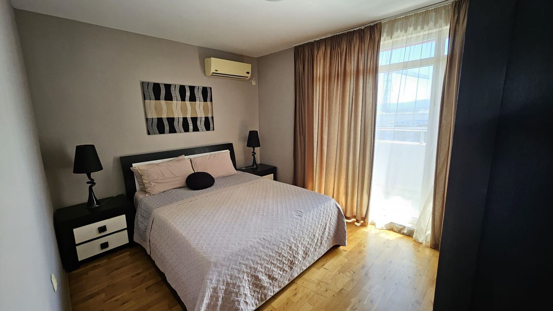Drei-Zimmer-Wohnung in erster Meereslinie in Kiten mit Panoramablick auf das Meer und beeindruckenden Terrassen