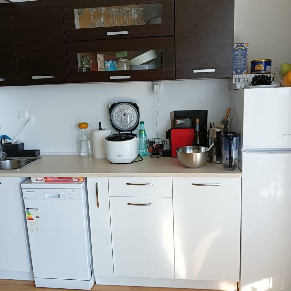 Geräumige Zwei-Zimmer-Wohnung mit Meerpanorama in Ravda – nur wenige Meter vom Strand entfernt, voll möbliert und mit ausgezeichnetem Investitionspotenzial