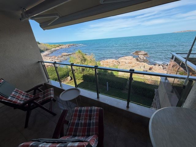 Geräumiges Appartment mit zwei Schlafzimmern in erster Meereslinie mit frontalem Panoramablick auf das Meer