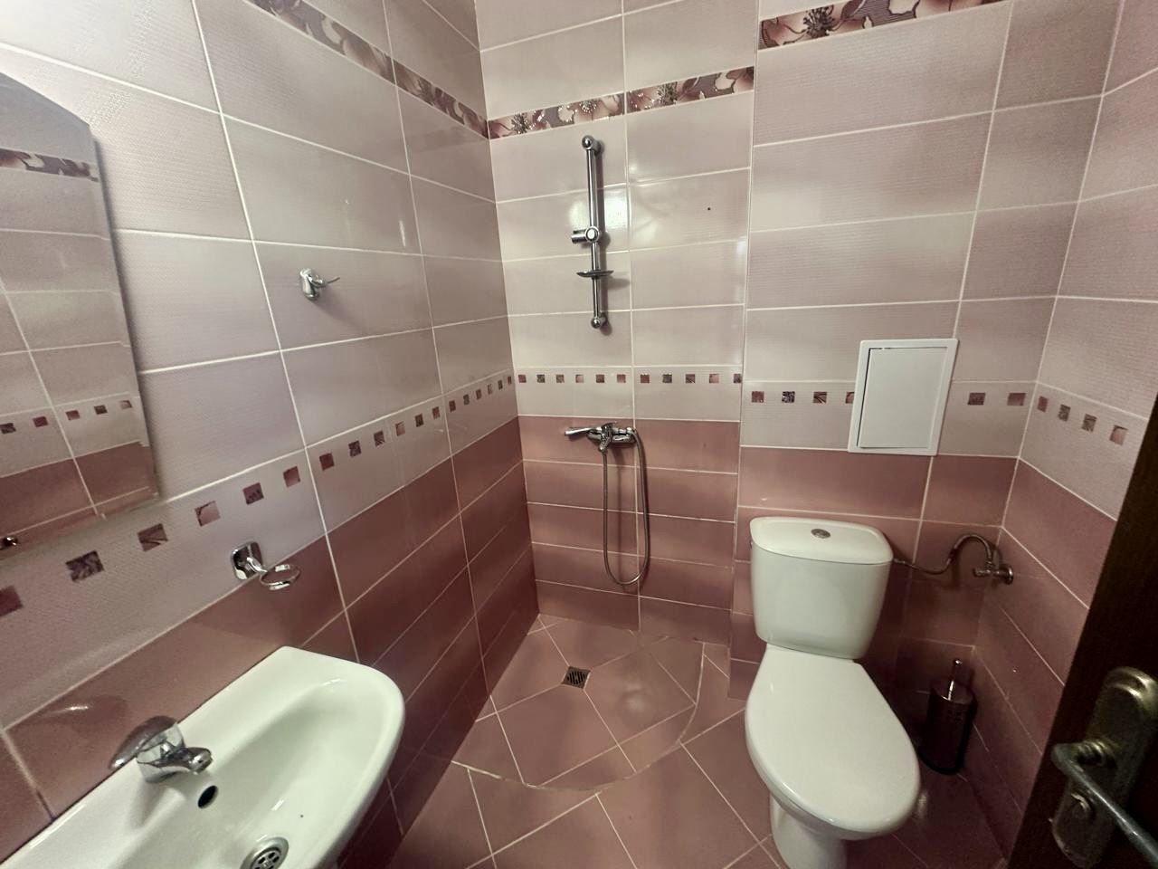 Geräumiges Erdgeschoss-Studio mit Terrasse und Möglichkeit zur Umwandlung in eine Ein-Zimmer-Wohnung – nur 300 m vom Meer