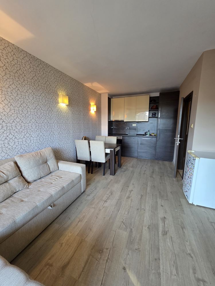 Herrliche Wohnung mit einem Schlafzimmer in einer Anlage in Sonnenstrand – Blick auf den Pool; Stil und Komfort