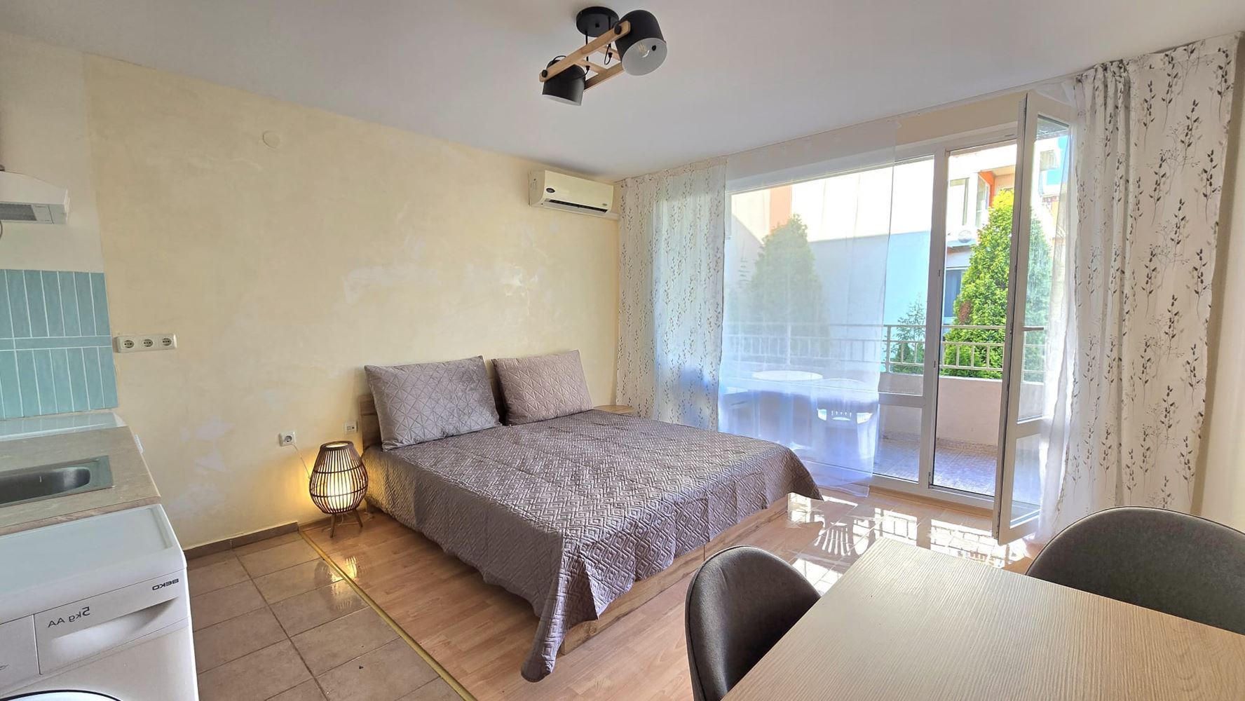 Helles Studio mit Poolblick in einer modernen Wohnanlage in Sonnenstrand
