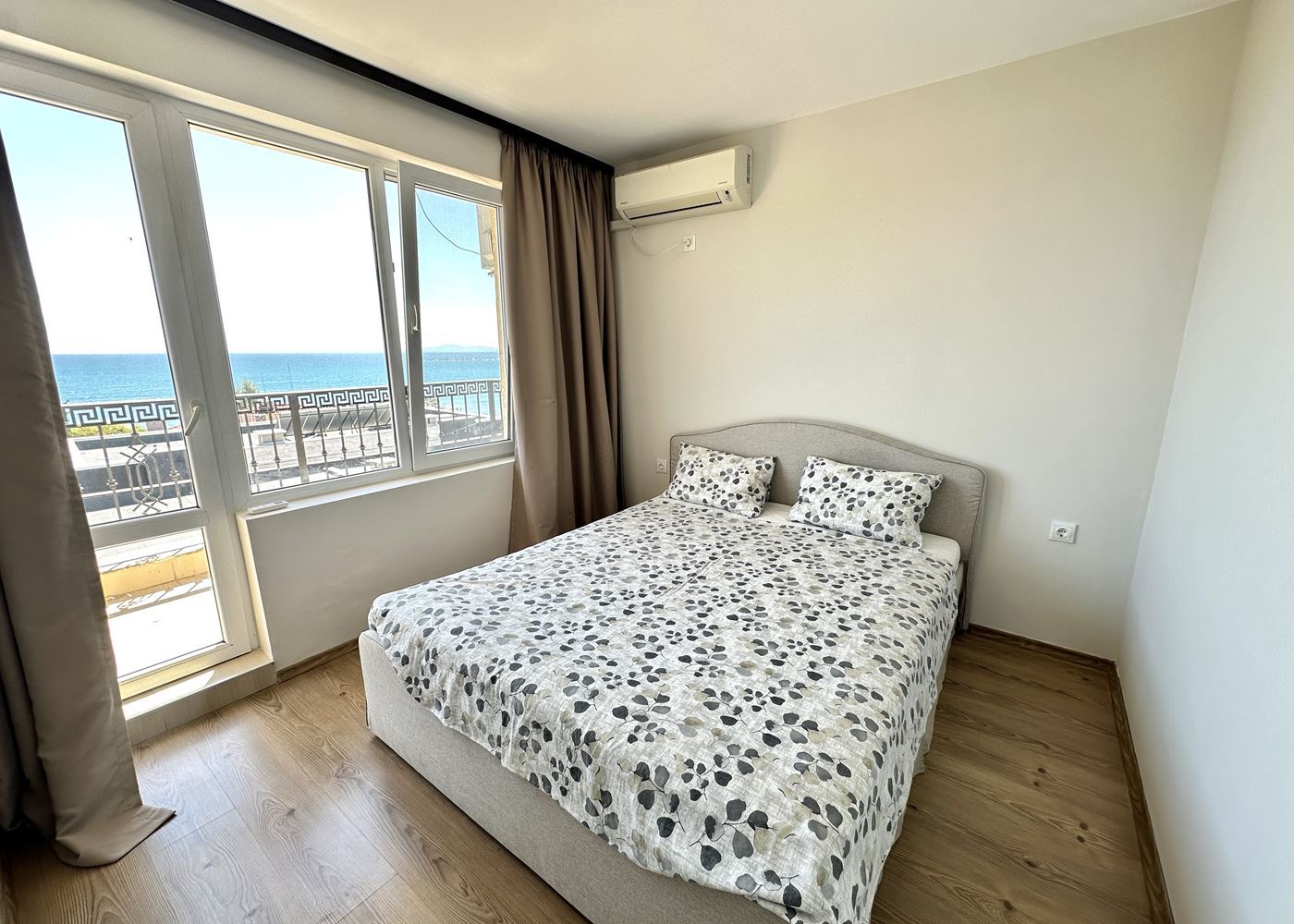 Zweizimmerwohnung in erster Meereslinie mit Panoramablick auf das Meer in Nessebar