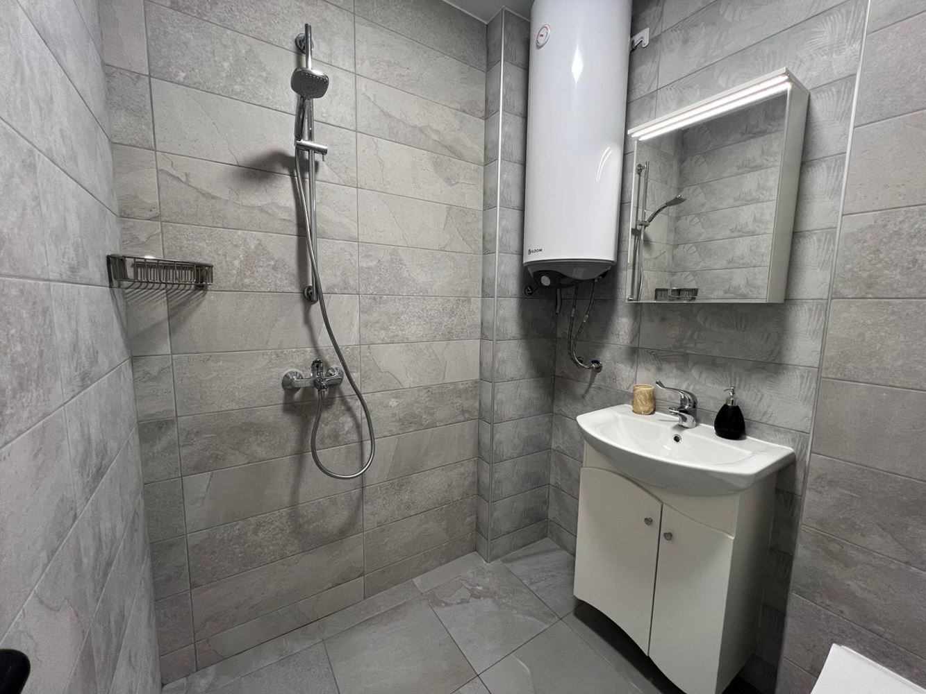Großzügige Drei-Zimmer-Wohnung (Apartment mit zwei Schlafzimmern) mit großer Terrasse und Parkplatz in Sozopol – nahe Harmani-Strand