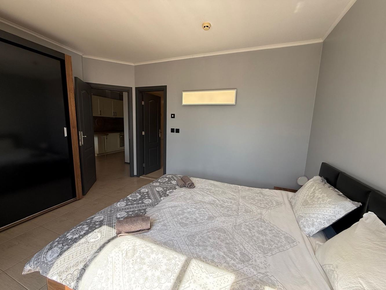Geräumige 3-Zimmer-Wohnung mit zwei Schlafzimmern und schönem Ausblick in einer ruhigen Anlage nahe Sonnenstrand
