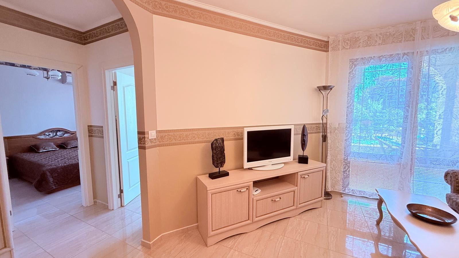 Luxuriöse 2-Zimmer-Wohnung in einer Anlage in Nessebar – 200 m vom Strand, Pool- und Gartenblick