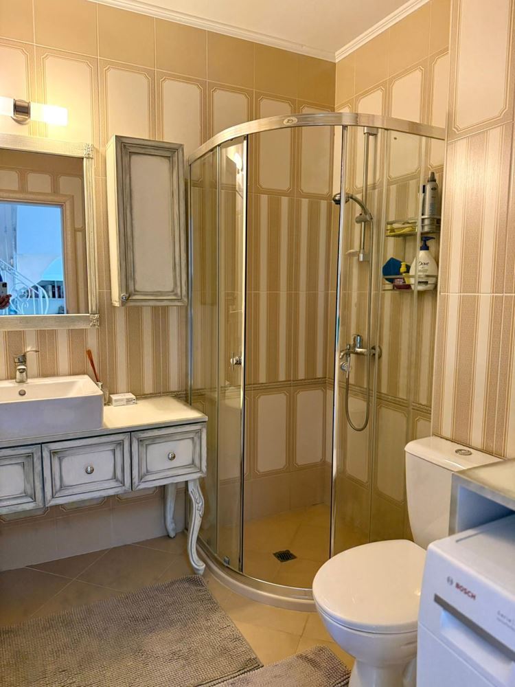 Luxuriöses Maisonette-Apartment mit großzügiger Veranda und Poolblick in Sveti Vlas