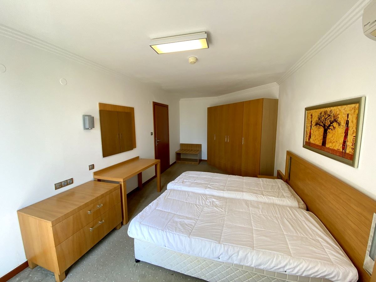 Zwei-Zimmer-Wohnung (mit einem Schlafzimmer) in erster Meereslinie in Ravda – Luxus, Natur und beeindruckender Poolblick