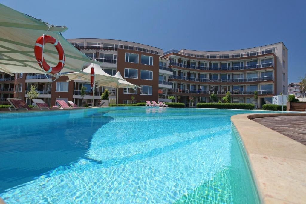 Wohnung mit einem Schlafzimmer und Meerblick in Chernomorets – hervorragende Immobilie in einer Anlage 200 Meter vom Strand entfernt