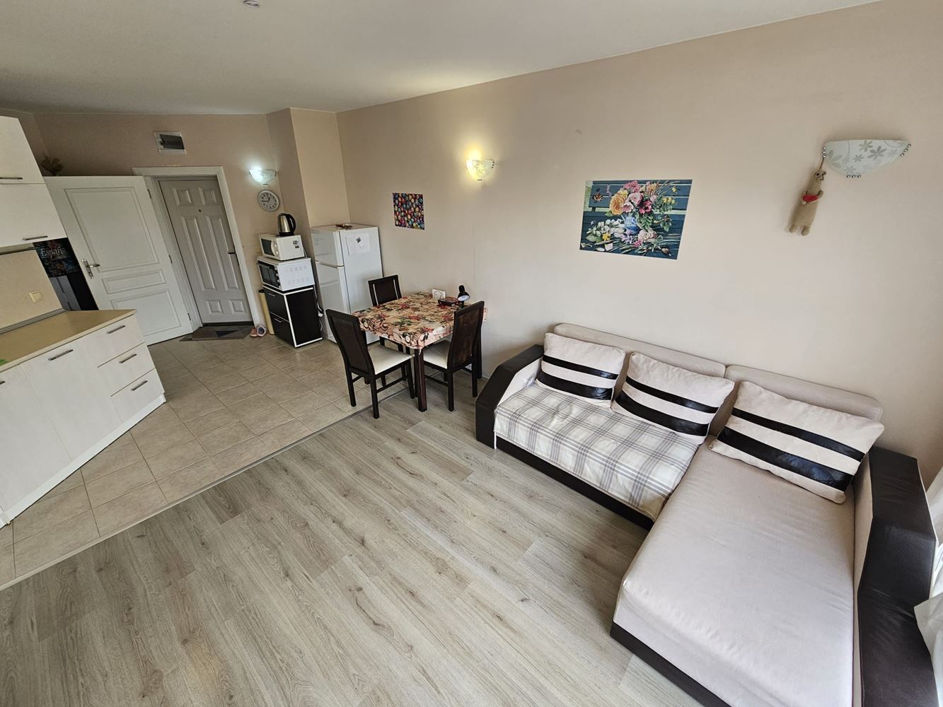 Zweizimmerwohnung inmitten von viel Grün in einer Anlage mit Swimmingpool und Kinderspielplatz