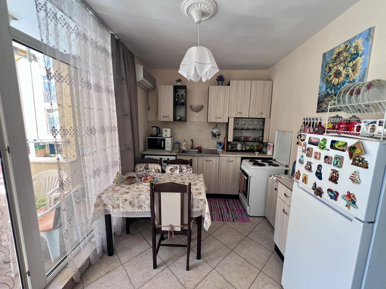 Geräumige Drei-Zimmer-Wohnung mit zwei Schlafzimmern und Blick auf den Pool in Sonnenstrand