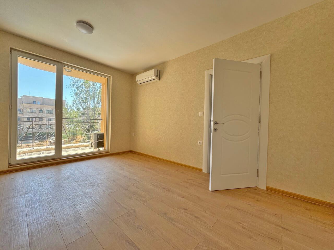 Unmöblierte 2-Zimmer-Wohnung mit Poolblick in schöner Anlage in Sunny beach