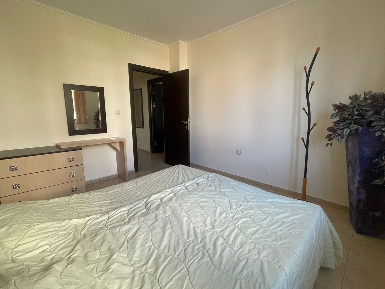 Stilvolle 3-Zimmer-Wohnung im Erdgeschoss mit Poolblick – nur 300 Meter vom Meer in Nessebar entfernt